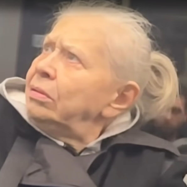 Тамара Ивановна защищала свои границы перед молодыми людьми, которые не смерились с тем, что место досталось не им. Фото: соцсети