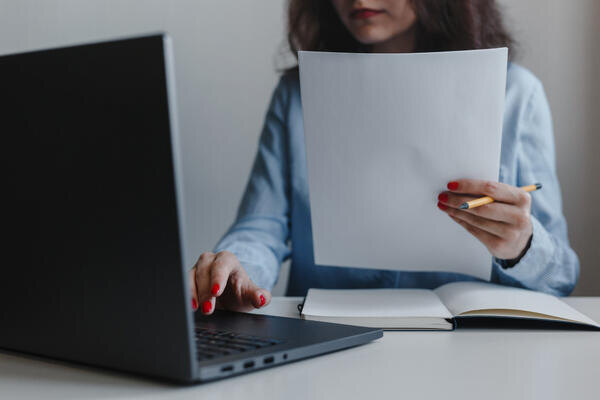 Для корректировки (индексации) налоговых показателей, предусмотренных НК РФ, используются коэффициенты-дефляторы (п. 2 ст. 11 НК РФ). Их каждый год рассчитывает, а также заявляет Минэкономразвития Российской федерации.  В расчете коэффициентов предусматриваются перемены рыночных цен за прошедший год. Это дает возможность удерживать значимость налоговых платежей с учетом ежегодной инфляции.
Минэкономразвития России подготовило проект приказа, которым определены коэффициенты-дефляторы для целей налогообложения на 2026 год.
- По НДФЛ – 2,842. Коэффициент применяется с целью  индексации размера фиксированных авансовых платежей (1200 руб. в месяц), которые уплачивают иностранные граждане, осуществляющие трудовую деятельность по найму в РФ на основании патента.
- По ПСН – 1,253. 
- По УСН – 1,090. Для перехода на УСН с 01.01.2026 доходы организации за 9 месяцев 2025 года должны быть не более 367,875 млн руб. (337,5 млн руб. * 1,090). Таким образом в 2026 году, доходы упрощенца за отчетный (налоговый) период не должны превышать 490,5 млн руб. (450 млн руб. * 1,090).
- По торговому сбору – 2,165. Коэффициент применяется для индексации ставки сбора, которая установлена по деятельности, связанной с организацией розничных рынков, а также для индексации иных ставок сбора.
- По налогу на дополнительный доход от добычи углеводородного сырья – 1,520.
- По сбору за пользование объектами животного мира и водных биологических ресурсов – 1,183.
