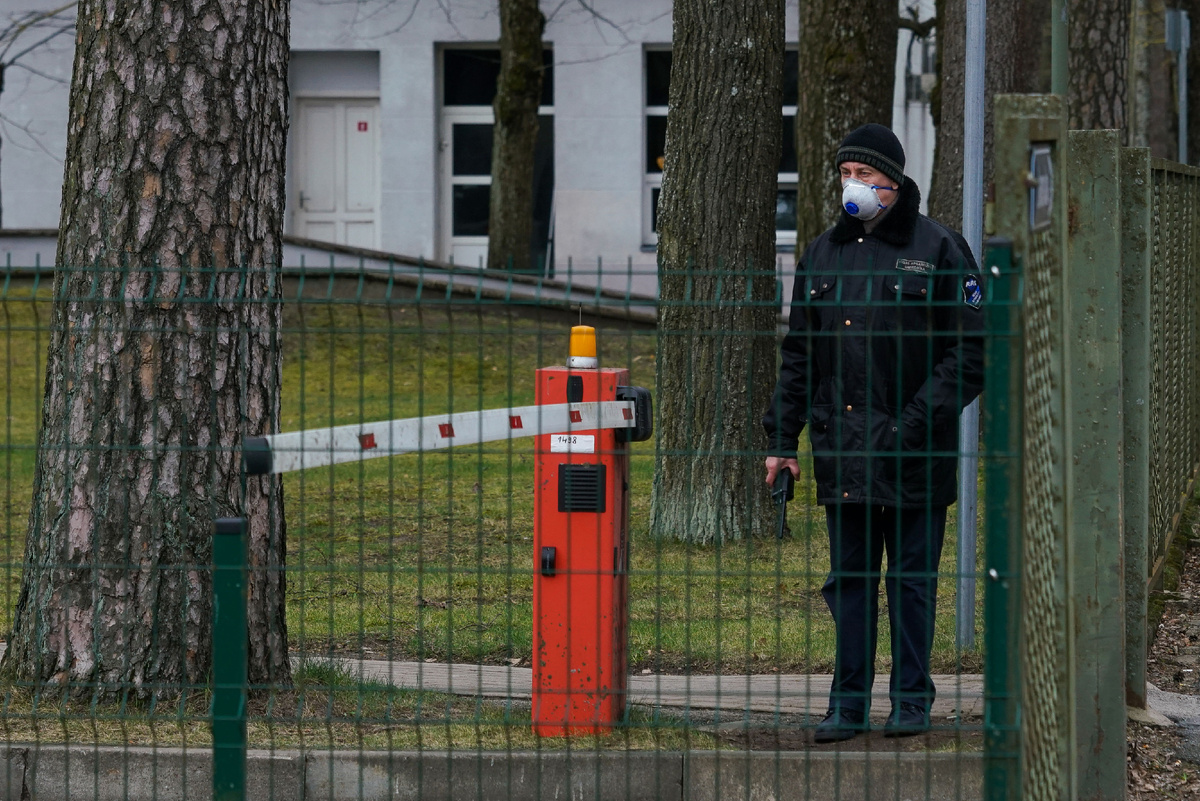 Охранник в рижской больнице © Sputnik