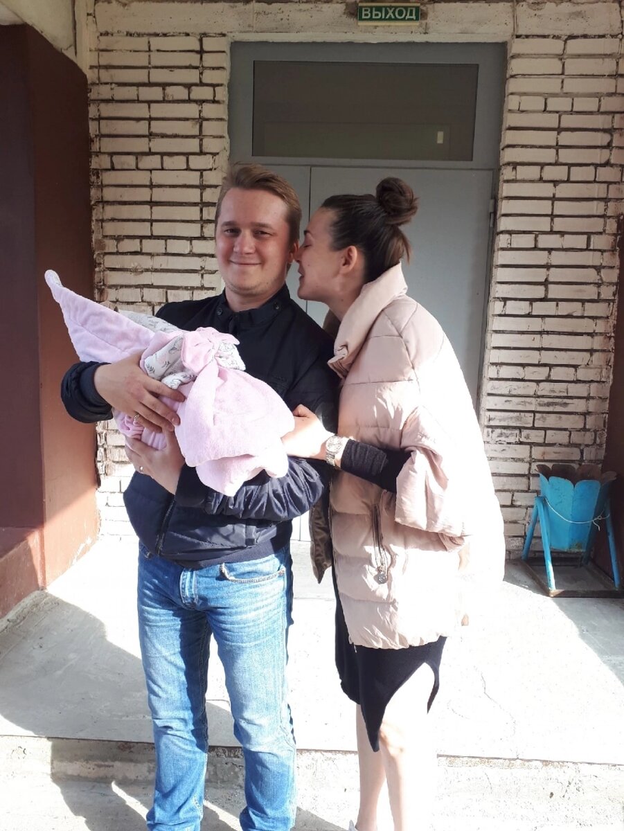    Максим с дочкой и женой. Фото: соцсети