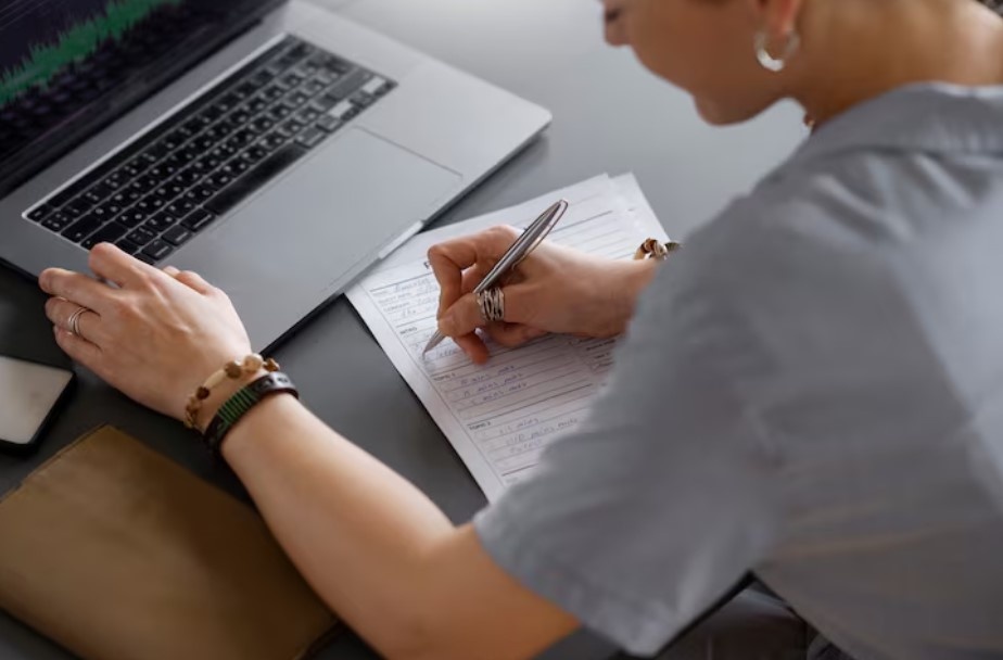 Чтобы пройти аттестацию специалистов по охране труда через учебный центр, достаточно обратиться в аккредитованный центр, например, учебный центр АСК, пройти обучение очно или онлайн по актуальным программам с учетом изменений 2025 года, успешно сдать экзамен и получить электронный аттестат, подтверждающий квалификацию.