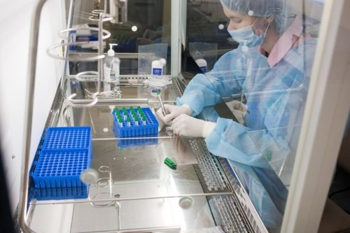 
В настоящее время в России у всех новорожденных проводят скрининг на пять наследственных заболеваний в соответствии с требованием Приказа Минздрава РФ №185 от 22.03.2006 «О массовом обследовании новорожденных детей на наследственные заболевания».