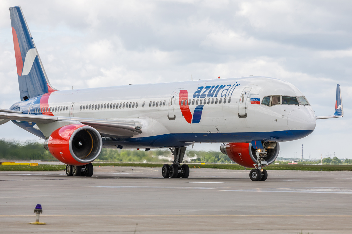 Самолет авиакомпании AZUR air при выполнении международного рейса