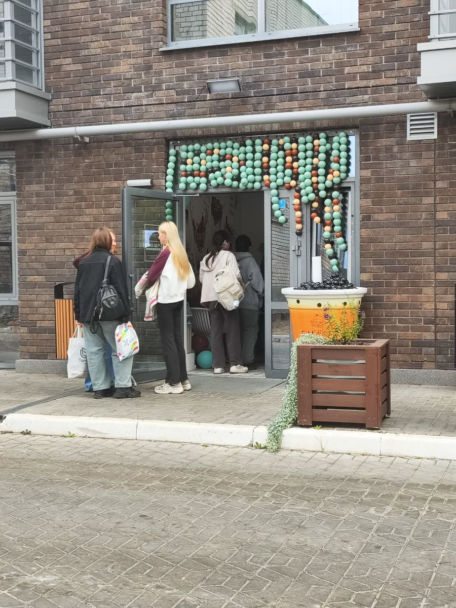 Людей действительно было много