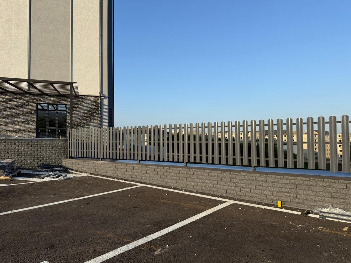 Евроштакетник металлический в цвете RAL 7024 