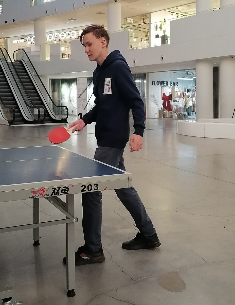 Так мы в настольный теннис играем. Фотографирую всегда я, поэтому на фото сын, или муж. Это младший сын