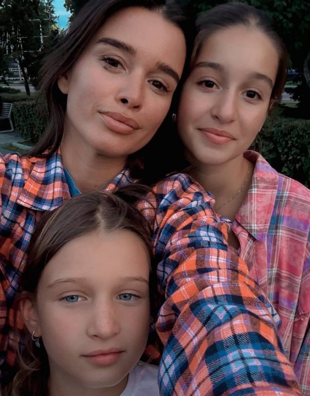    Ксения с Теоной и Марусей. Фото из соцсетей