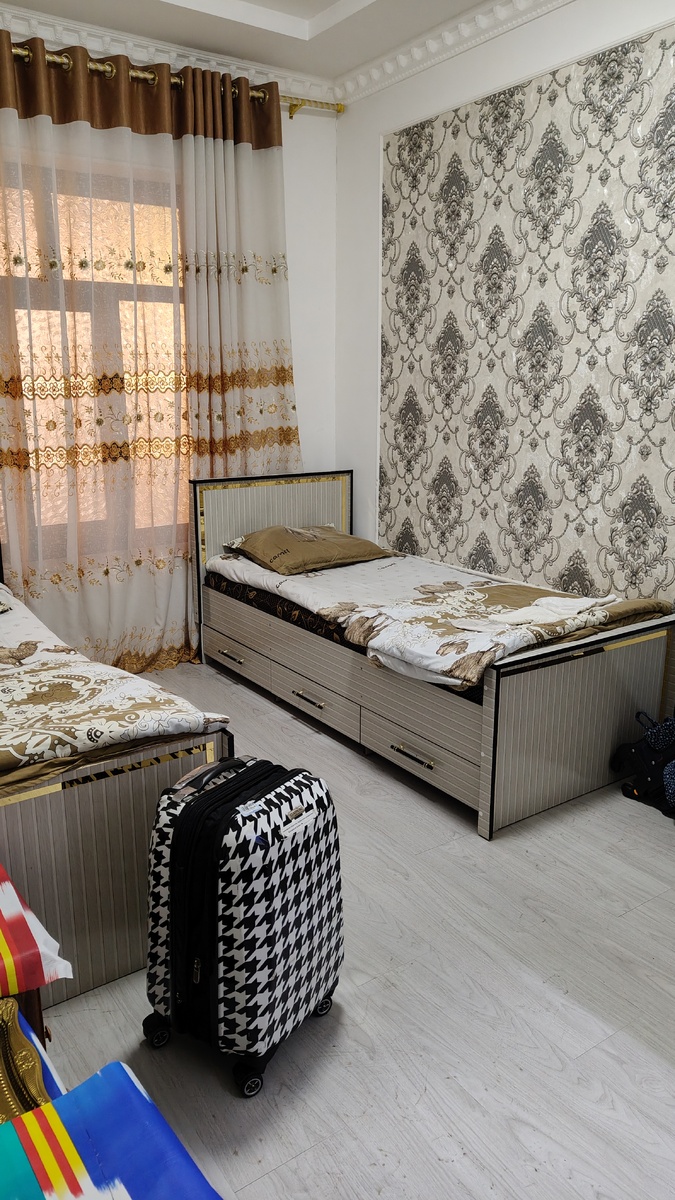 Есть двухместные с одной большой кроватью, но мы попросили с двумя. Ведь, когда Лариса приедет, нам ещё две ночи ночевать тут