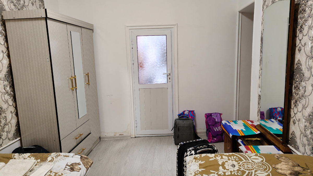 Правда в трёх местном был стол, а здесь зато трюмо👏. Мне не хватало зеркал в Хиве и Бухаре  в номерах. Там только в санузле было небольшое. А теперь у меня шкаф с зеркалом  и трюмо. Любуйся сколько захочешь😃😃😃