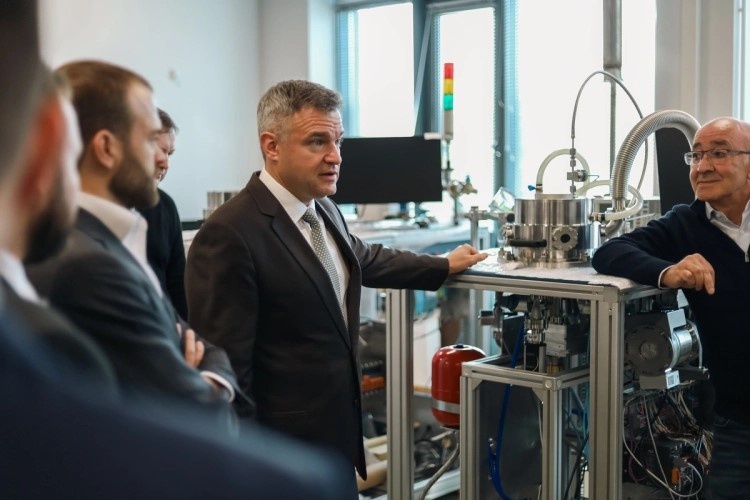 Заместителю Минпромторга РФ В. В. Шпаку демонстрируют наработки в области эксимерных лазеров. Изображение: lassard.ru