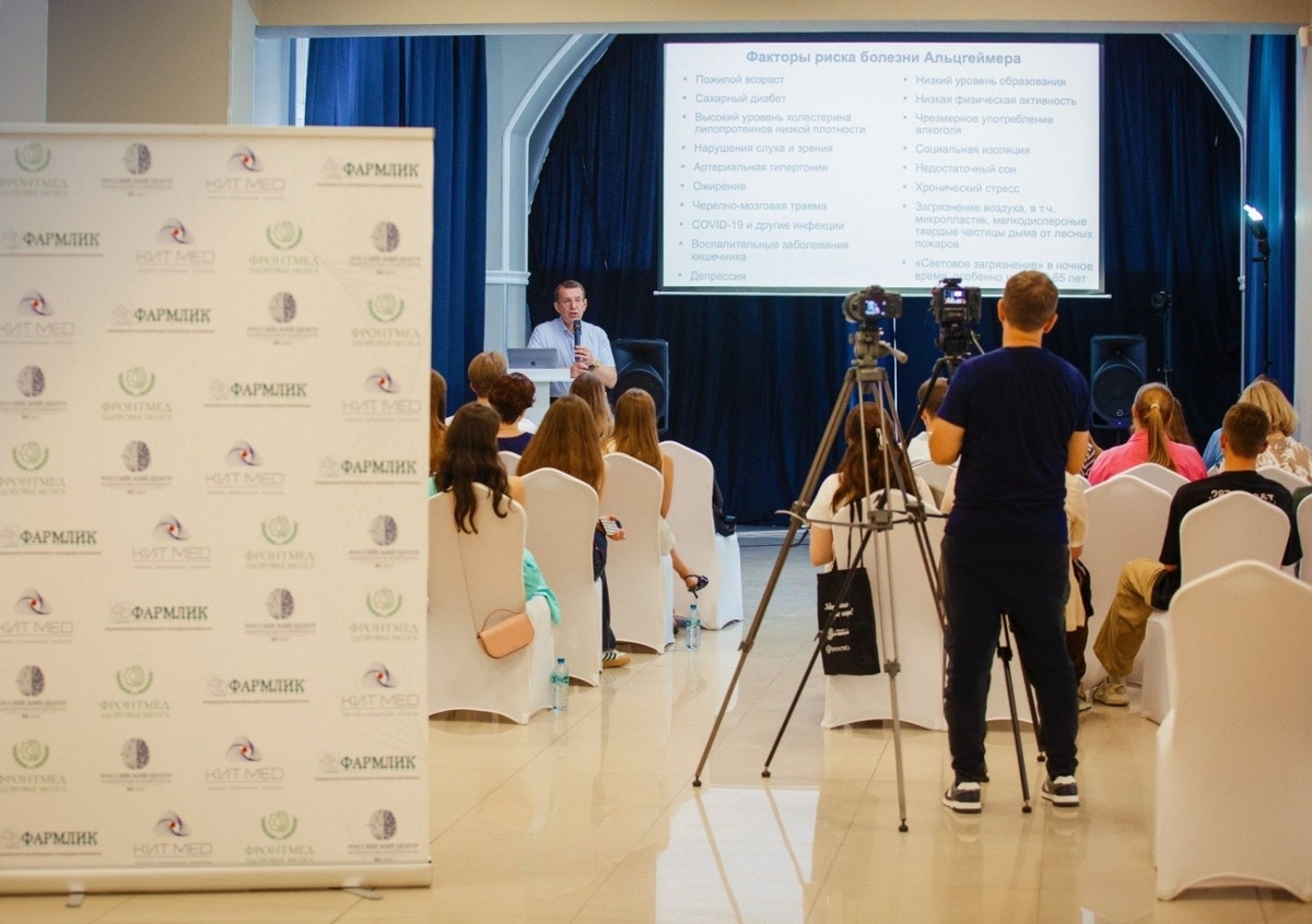 На фото: С. Н. Иллариошкин, зам. диреткора ФГБНУ РЦНН, директор Института мозга ФГБНУ РЦНН, д.м.н., академик РАН на фоне логотипов партнеров Летней школы молодых неврологов в 2025 году.