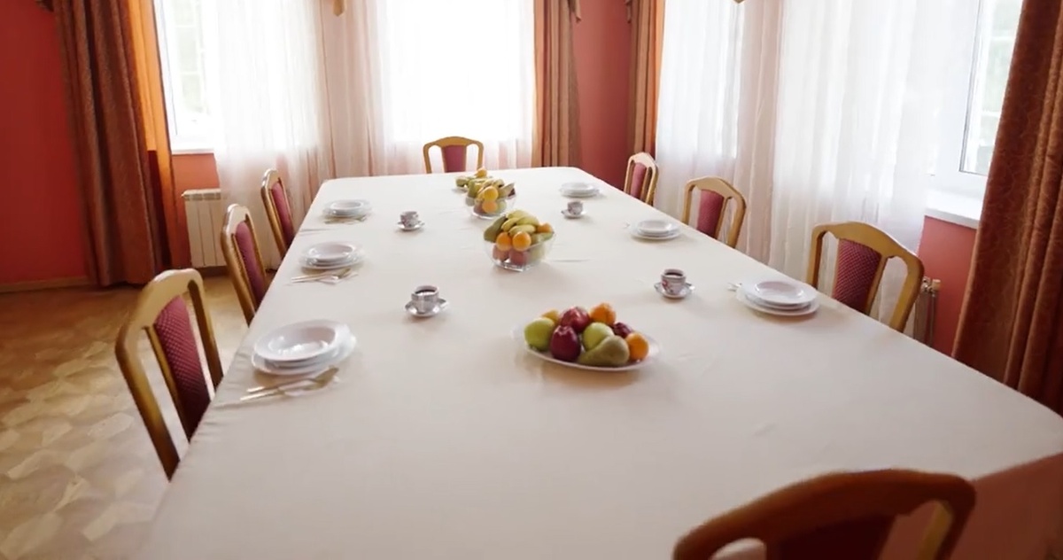 Столовая. Но в ней принимают пищу не восемь человек, как на фото, а около тридцати