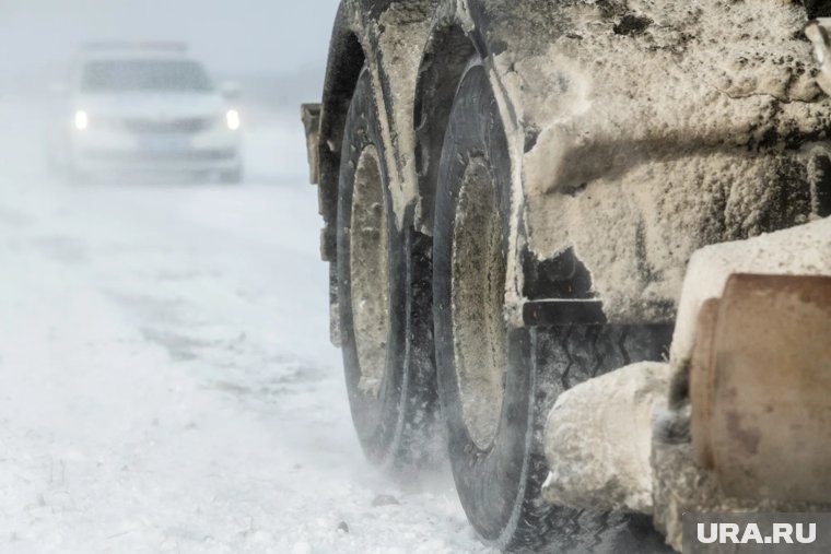 Челябинскую трассу М-5 «Урал» заметает снегом