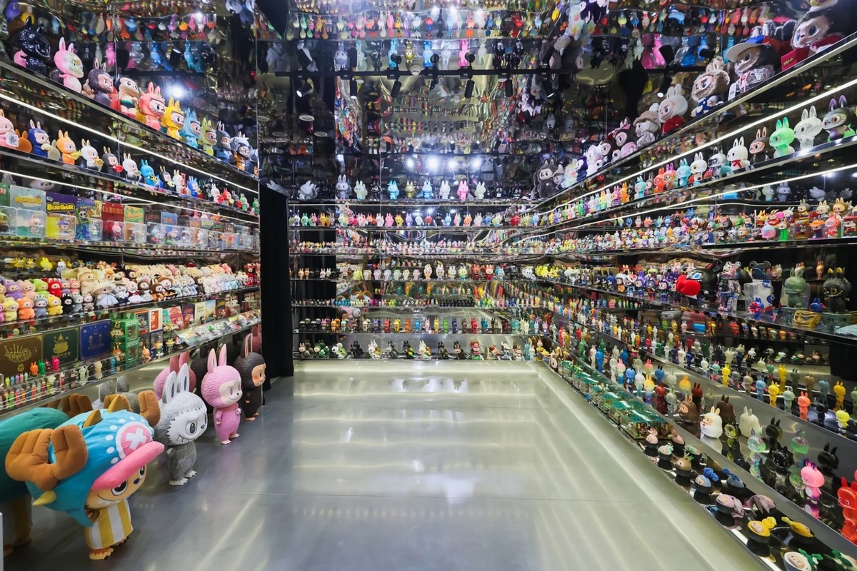    В Шанхае проходит выставка в честь 10-летия лабубу (фото 2)