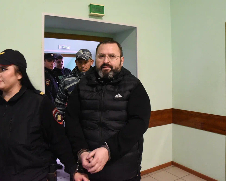     Бывших руководителей «Корпорации развития» доставили в Курск
