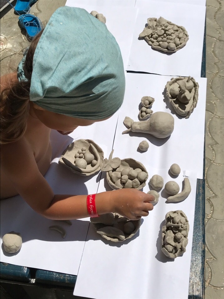 В семейном лагере каждый слепил свое блюдо с вкусностями. У всех что-то свое получилось.