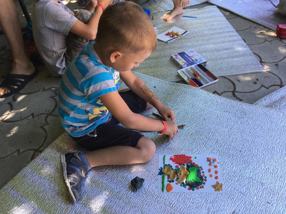 Картина из пластилина - первый опыт. И непростой, потому что это другой вид моторики, который не часто детям пригождается. Так что тут развивающий элемент очень силен и его нельзя обесценивать.