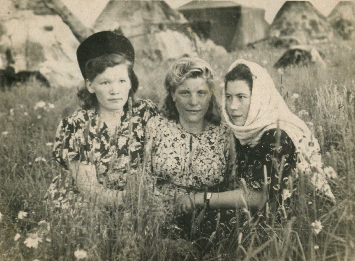 Серафима Ивановна с подружками, с.Панаевск ЯНАО,  1955 год