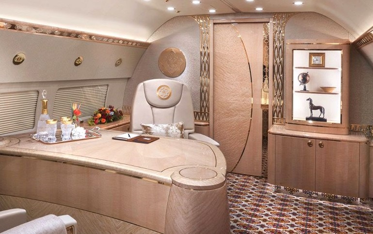 Рабочий кабинет в самолете президента Туркменистана. Фото с сайта turkmen.news