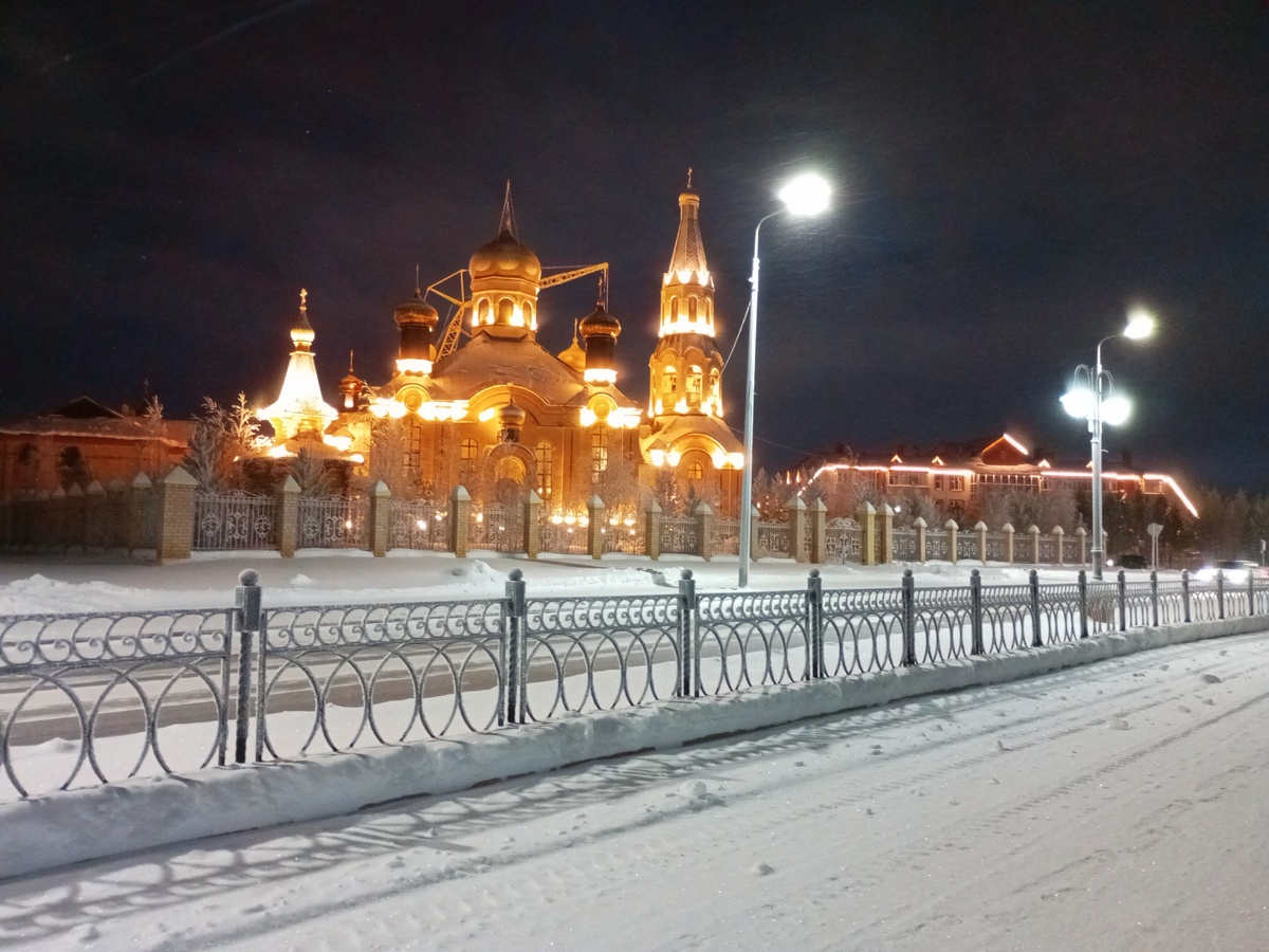 Город Тарко Сале. Ямал. Бывали и свободные минутки осмотреть красоты северного города. Фото из личного архива автора.