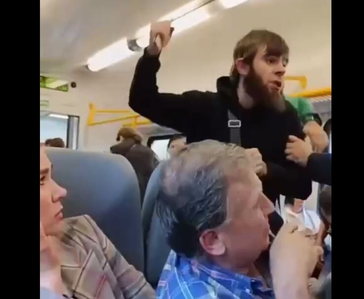 Стоп-кадр видео сентябрьского нападения кавказцев на контролёра в подмосковной электричке