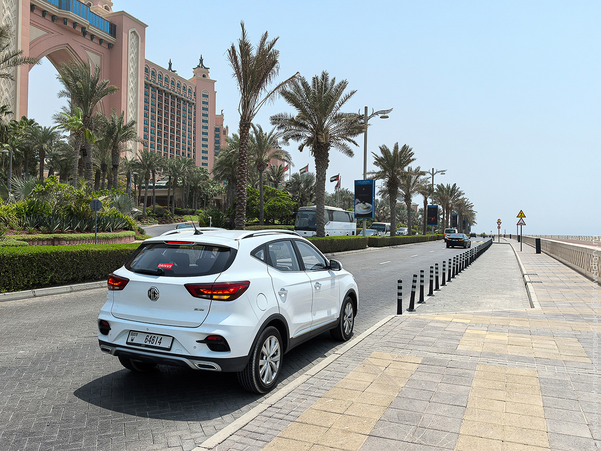 На арендованном авто по острову Пальма Джумейра