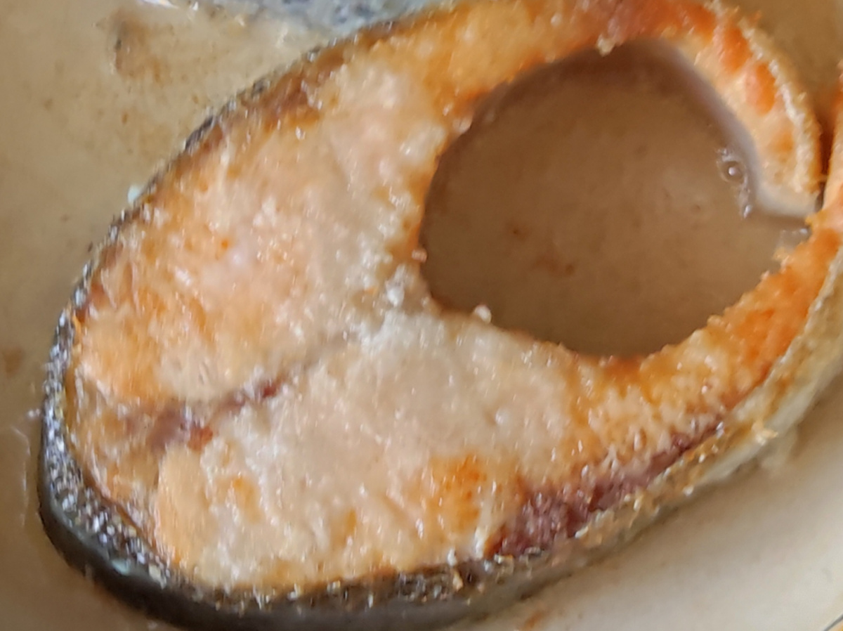 Сначала я слегка обжарила с двух сторон рыбу. Фото автора.