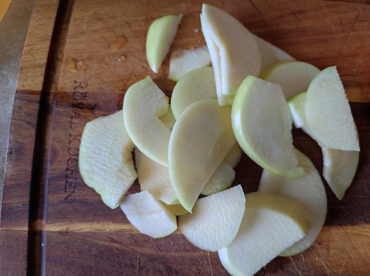 Яблоки следует резать тоненькими пластинками. Фото автора.