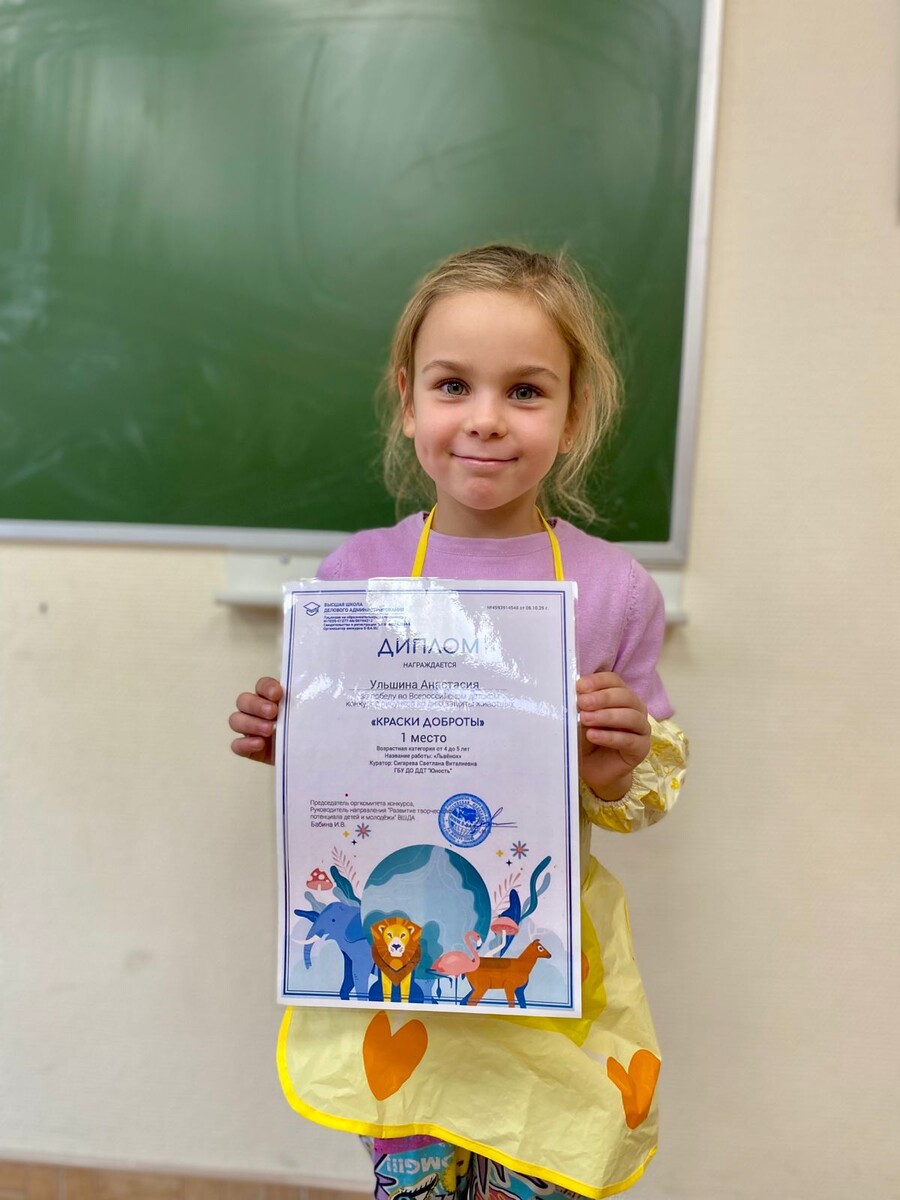 Пятилеточка только пришла учиться рисовать и - уже диплом. Счастье. Листайте вправо)