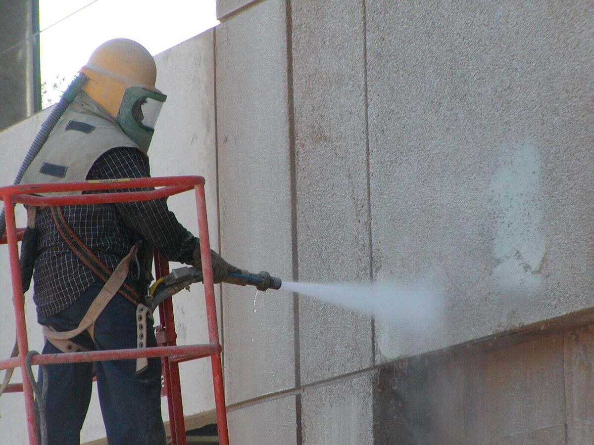 Пескоструйная обработка фасадов: как вернуть зданию “новый” вид без капитального ремонта