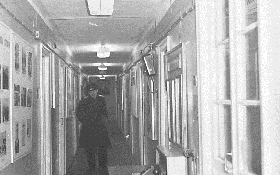 Мишка! Блин, взрослый дятька, ему тут за 25, а дурачится и язык показвает. Ему в следуещем году уже 70 будет! впрочем все мы были пацанами.