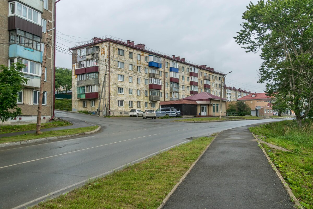 , фото: artaxerxes_longhand/Shutterstock/Fotodom.ru📷Улица в городе Корсаков на Сахалине. Корсаков населяют чуть более 30 тысяч человек. Малыми считаются города, где проживает менее 50 тысяч