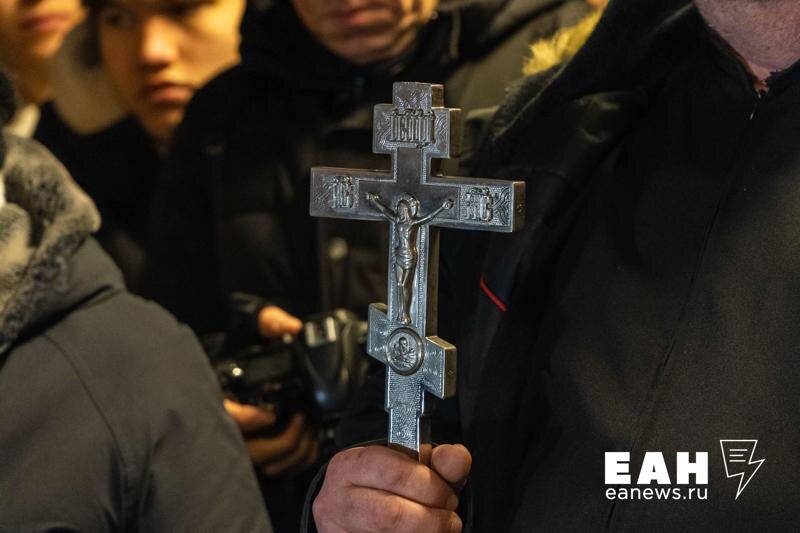    ЕАН. Крест в руках