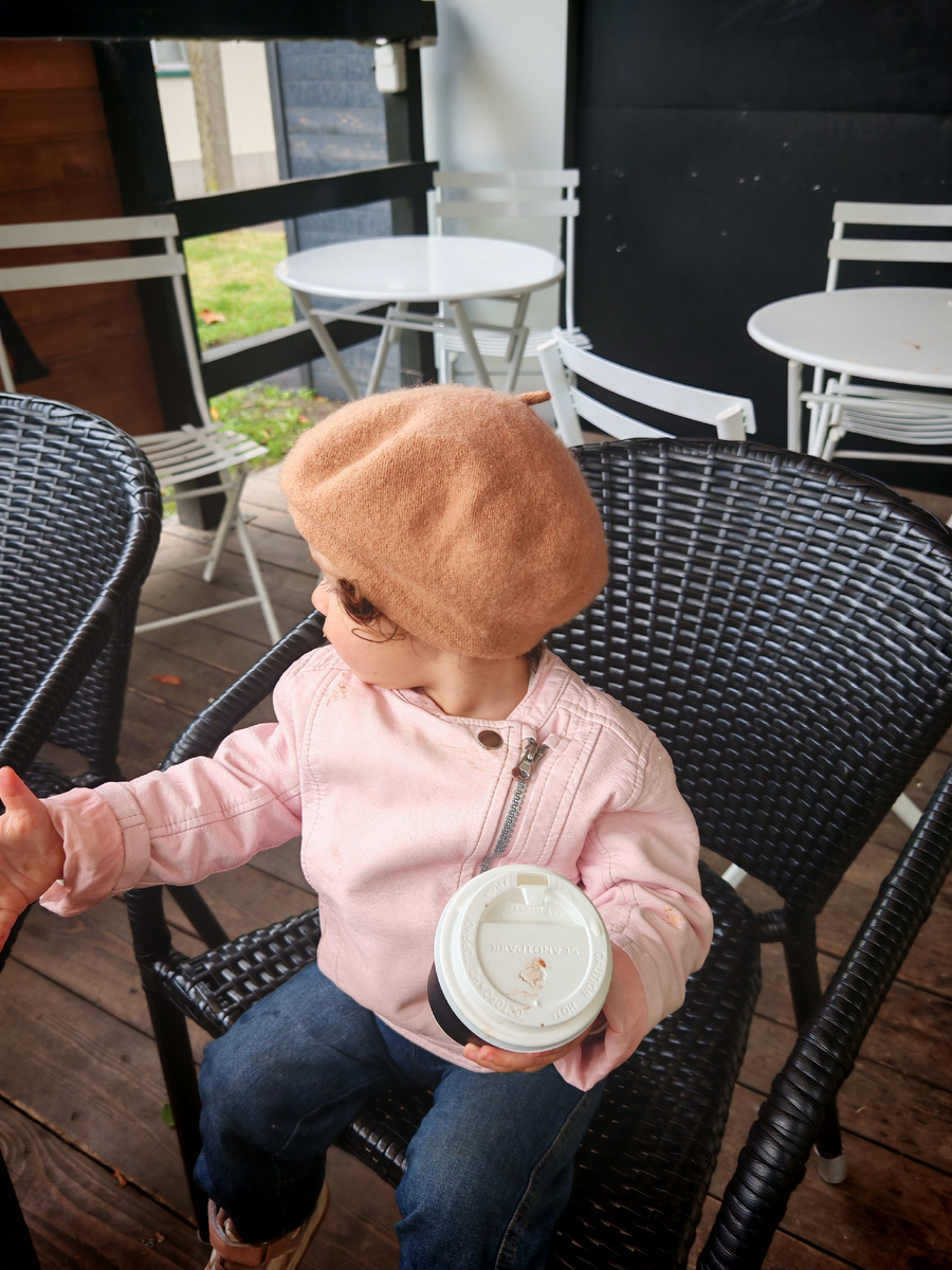 В стакане взбитое молоко.  Уж шибко ей хочется как мама,  кофеманить. 