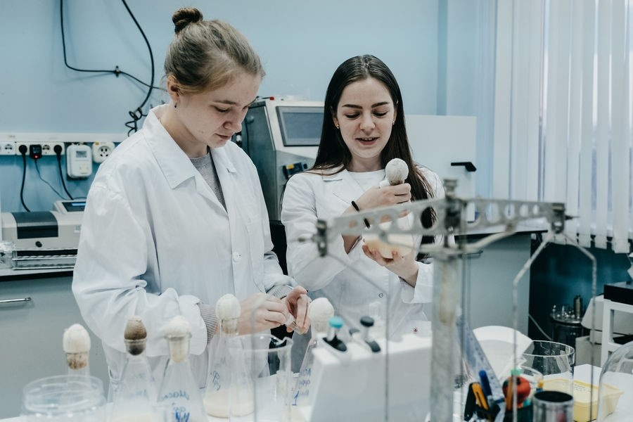 Работа в лаборатории над синтезом биоразлагаемых пластиков
