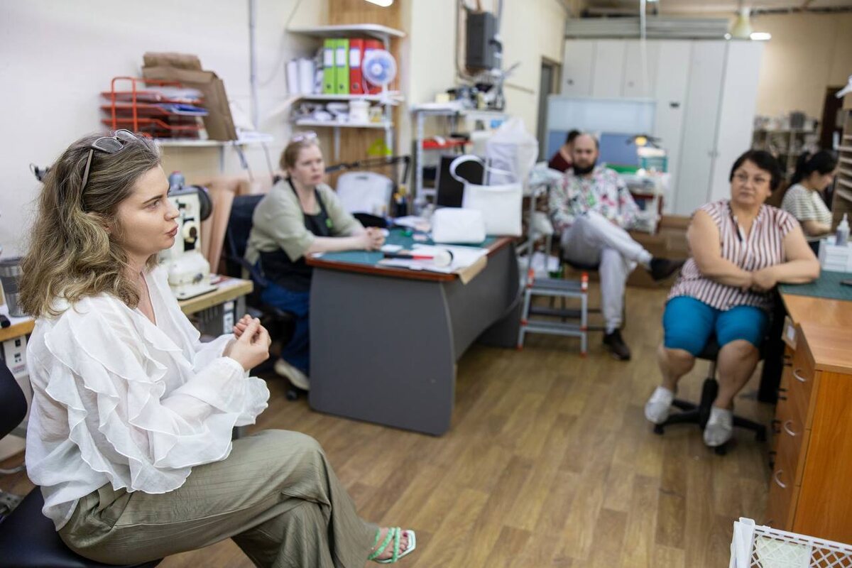 Фото с производства "Махаон". Екатерина ведет собрание для штатных сотрудников.