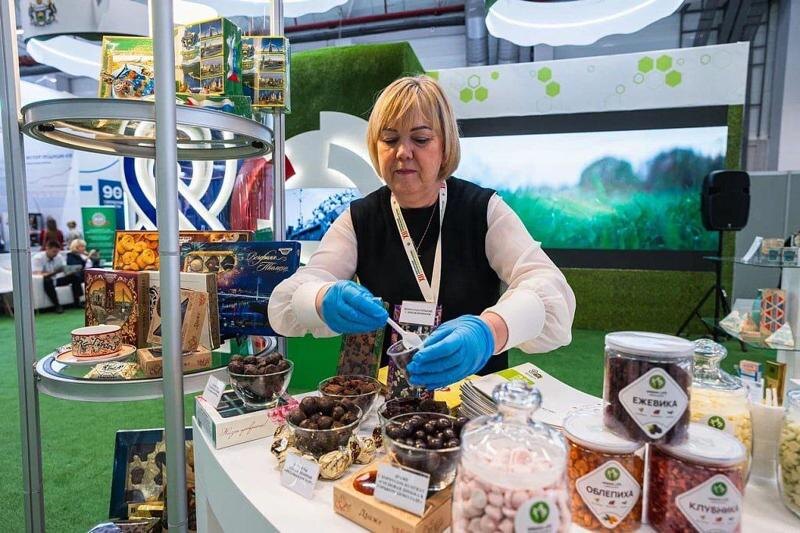    Фото предоставлено пресс-службой полпредства в УрФО. Женщина продает сладости