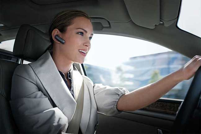 Водитель использует hands-free гарнитуру за рулём