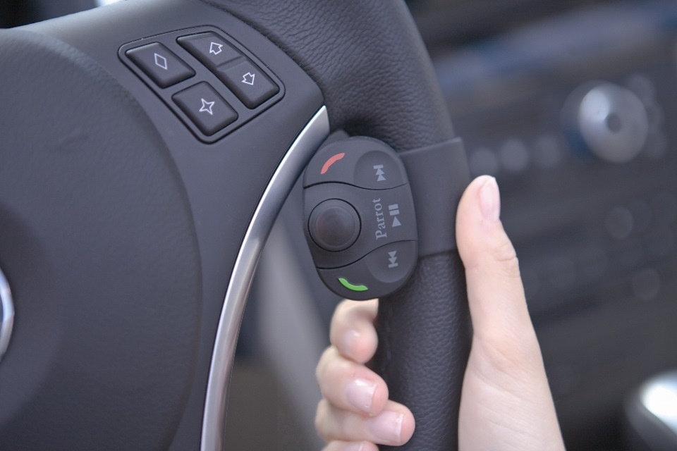 Пример компактной hands-free гарнитуры для авто