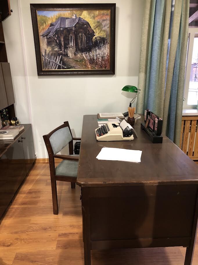 На столе - японская машинка, подарок почитателей таланта писателя. На втором фото - библиотека писателя.