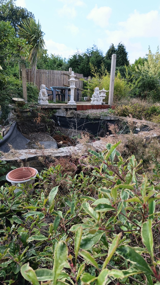 В заброшенном и разрушенном саду бывшей усадьбы свекрови - оказывается, её муж и не продавал этих китайских или буддистских фигур, а увёз с собой в новый дом - наверное подарит храму