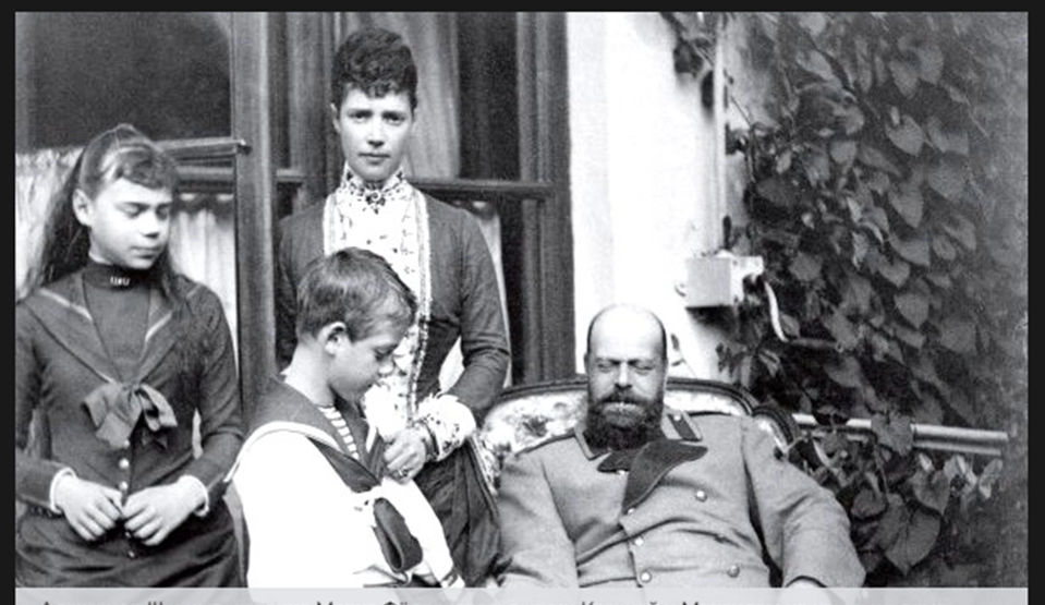 Александр III и императрица Мария Фёдоровна с детьми Ксенией и Михаилом на крыльце дома. Ливадия. Конец 1880-х гг. Из открытых источников