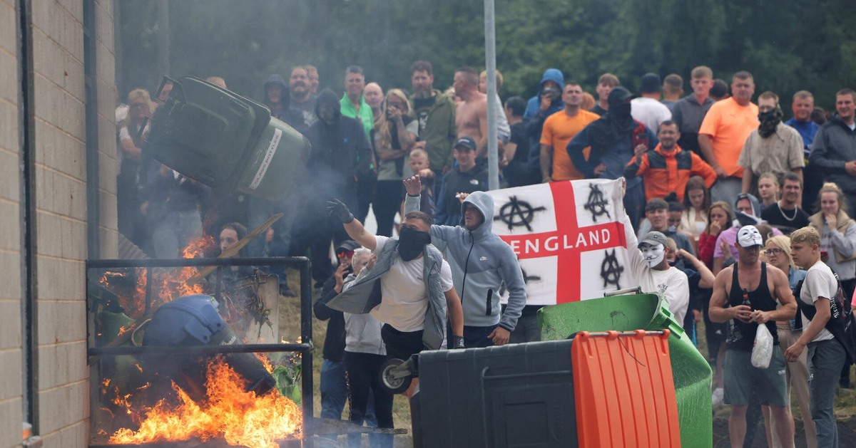 Демонстранты бросают мусорный бак во время акции протеста против иммиграции в Ротерхэме, Великобритания, 4 августа 2024 года. ©Hollie Adams/Reuters