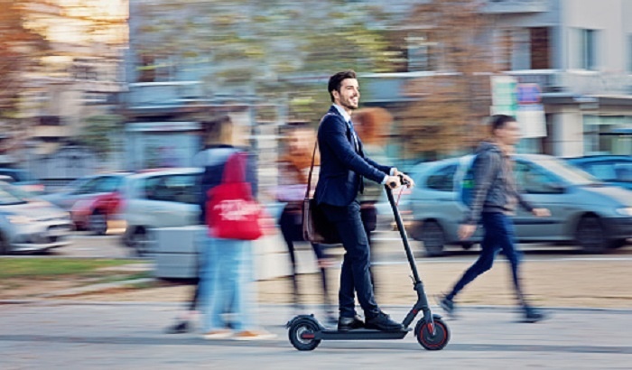    Большинство россиян считают электросамокаты опасными, но не хотят их запрета