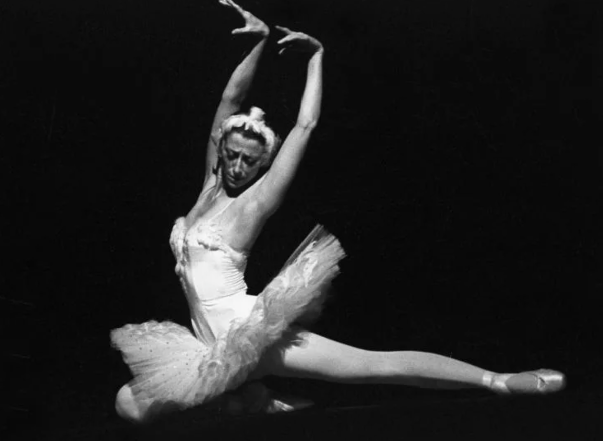 Майя Плисецкая в хореографической миниатюре "Умирающий лебедь", поставленной в 1907 году Михаилом Фокиным для балерины Анны Павловой на музыку Сен-Санса из сюиты «Карнавал животных», фото из открытых источников 