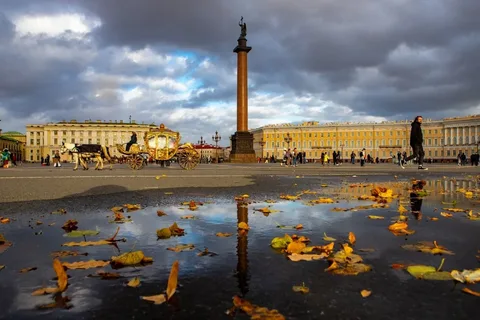 Осень на Дворцовой площади  Из картинок Яндекса