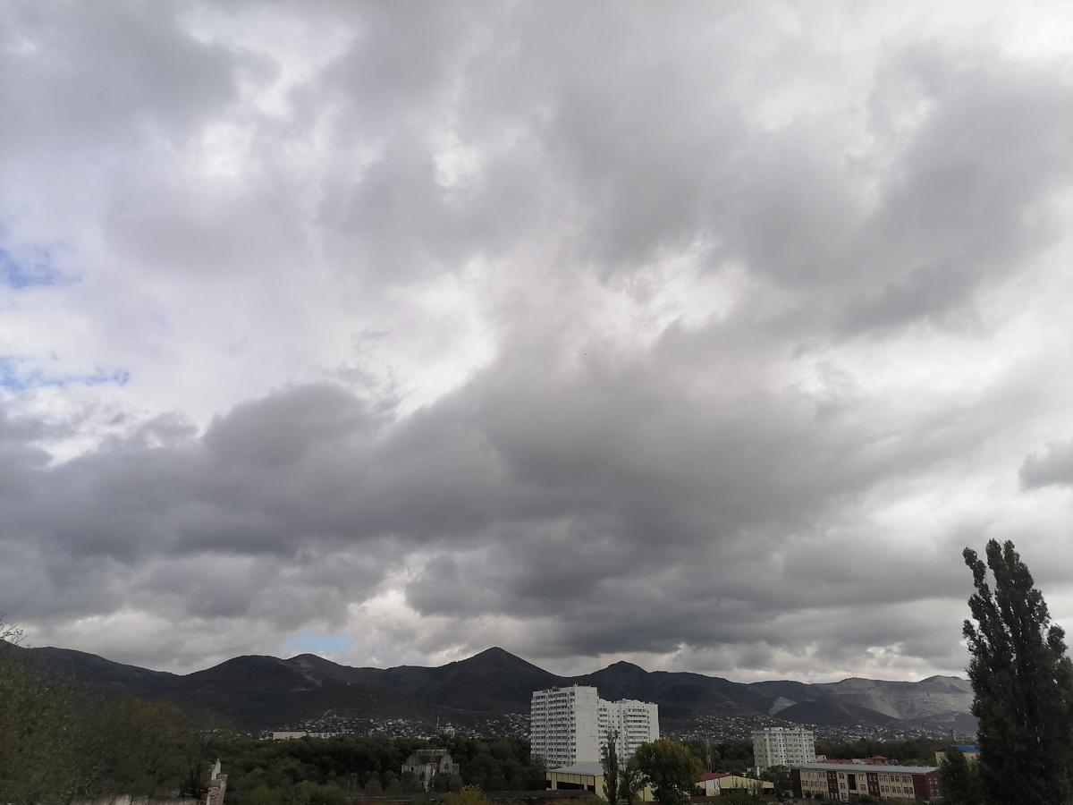 С улицы Видова, по которой я шла, открывается вот такой вид на горы