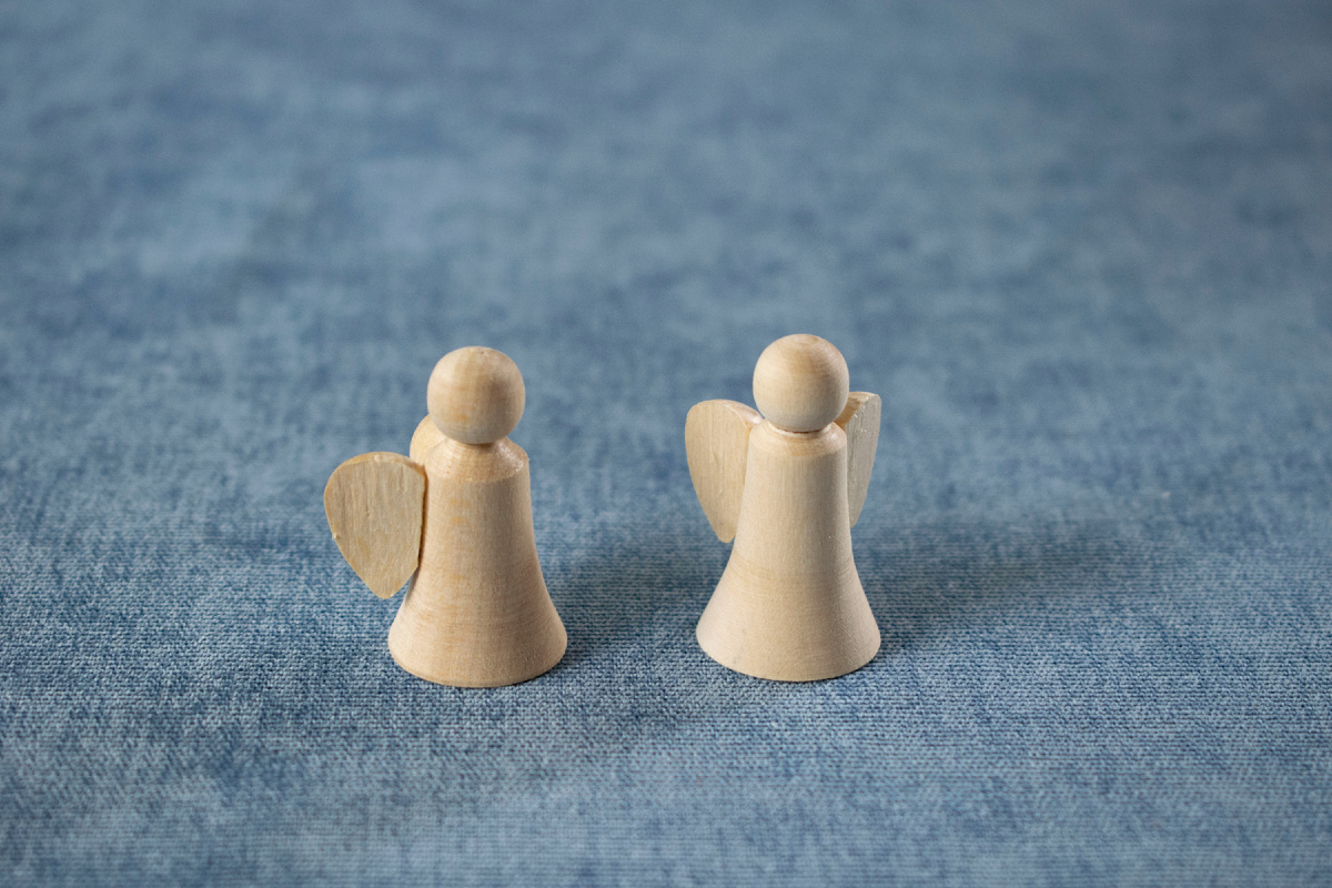 Деревянная заготовка из липы для творчества в виде фигурок ангелов, загрунтована и отшлифована. Фотография автора статьи.