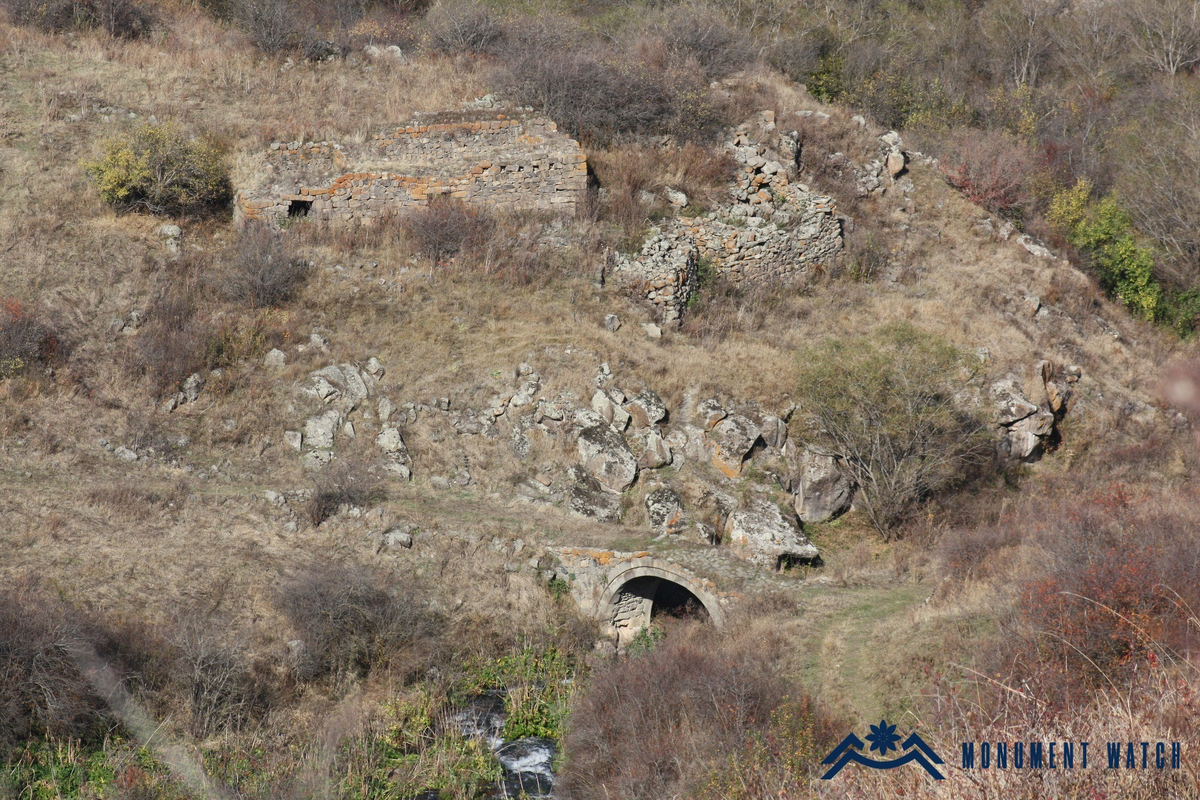 Рис. 1 Поселение Ахбатхерт, церковь и мост. Фото З. Эркояна. 