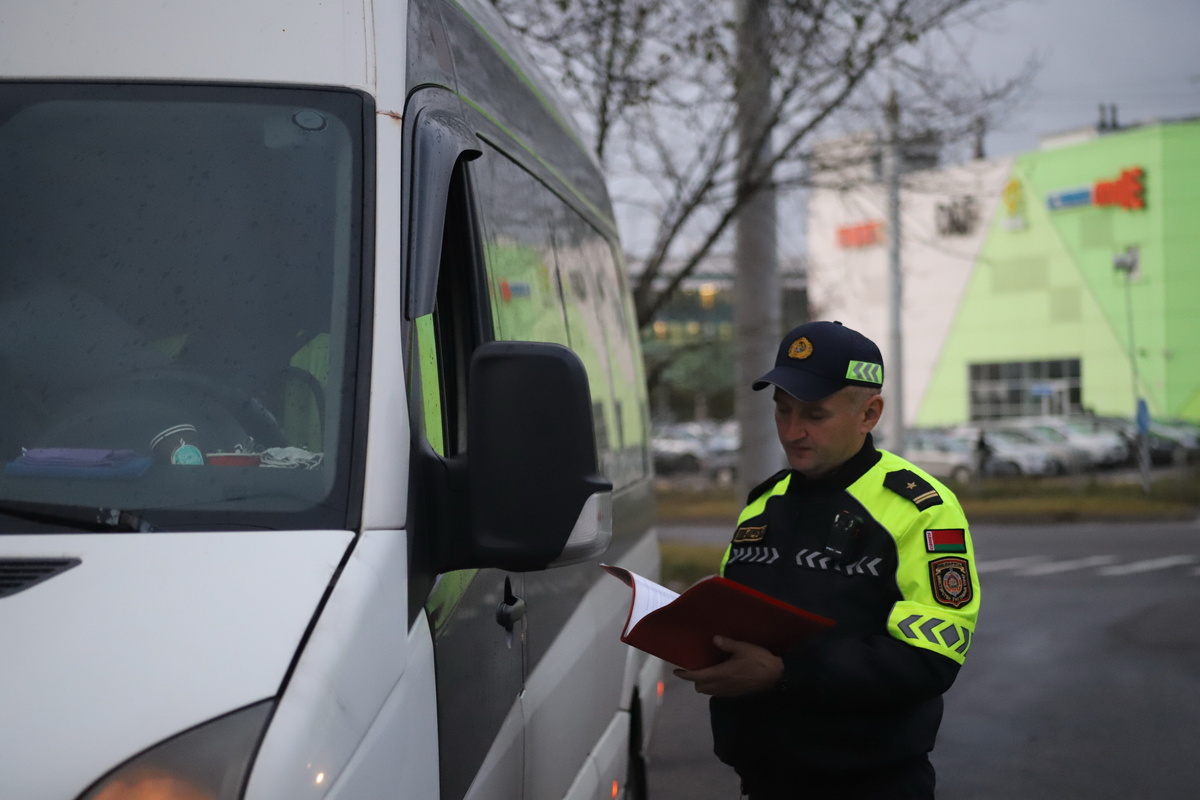 Ко  всему прочему, инспекторы проверяют наличие предрейсового медобследования водителей, а также режим их труда и отдыха